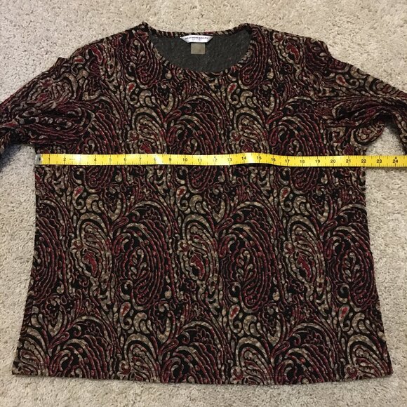 Festive Paisley Raised Texture Top - Picture 13 of 16